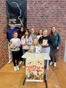 IMG_3030 Schulsiegerin Anneleen Heine aus der Klasse 6d zusammen mit den anderen Klassensiegerinnen Marlene Bilda (6a), Alva Faust (6c), Aurelia Klein (6b) und der Jury.